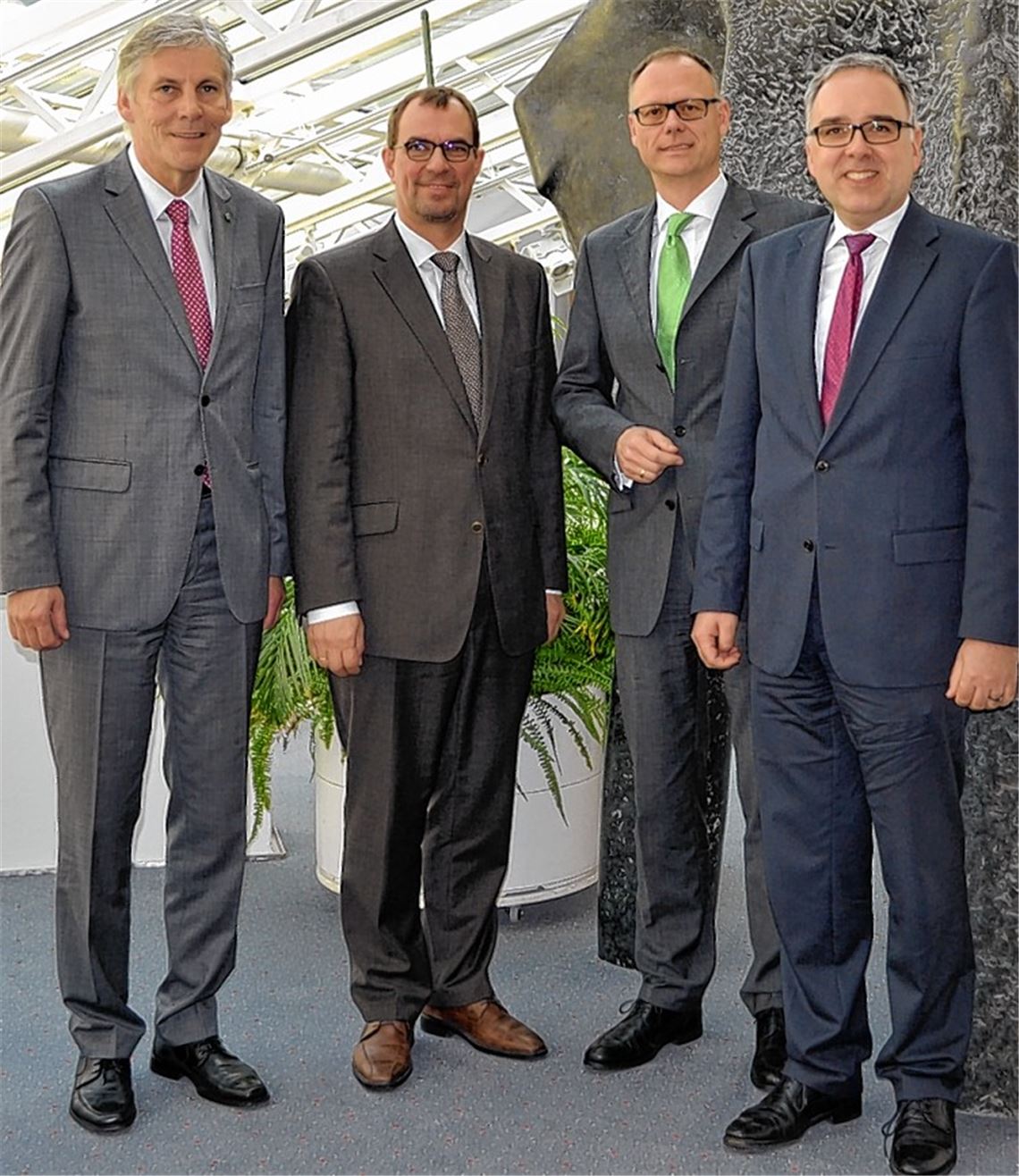 Die Landräte Dr. Klaus Michael Rückert (re.) und Helmut Riegger (li.) mit WFG-Geschäftsführer Steffen Schoch und Mühlackers Oberbürgermeister Frank Schneider (2.v.li.).