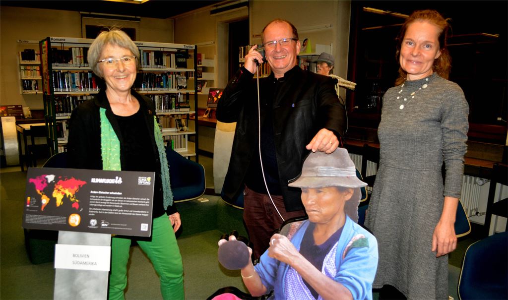 Die Landtagsabgeordnete Stefanie Seemann, Bürgermeister Winfried Abicht und die Integrationsbeauftragte Leila Walliser (re.) weisen bei der Eröffnungsveranstaltung der Ausstellung „Klimaflucht“ auf die gemeinsame Verantwortung hin. Fotos: Stahlfeld