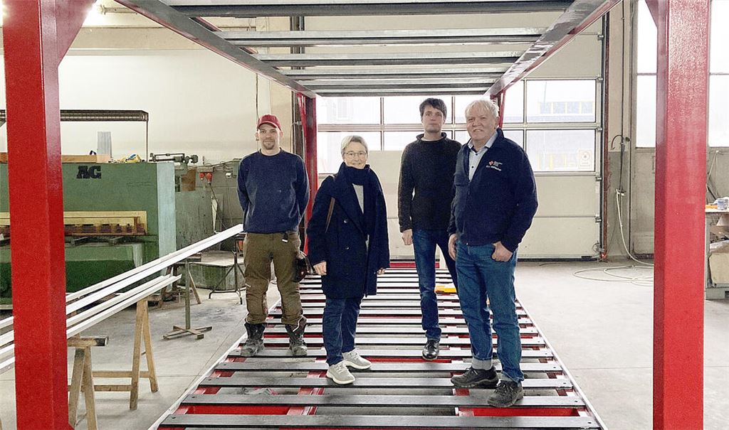 Die Landtagsabgeordnete Stefanie Seemann lässt sich von Thomas Krack (re.), Andreas Donath und Alexander Beck (li.) über den Wiederaufbau der Station informieren. Foto: privat