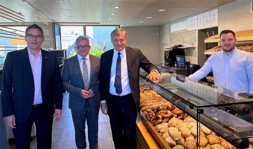 Die Landtagsabgeordneten Professor Dr. Erik Schweickert (FDP), Guido Wolf (CDU) und Dr. Hans-Ulrich Rülke (FDP, v. li.) fordern im Sinne von Bäckermeister Janis Wiskandt und seines Berufsstands stärkere Anstrengungen zum Bürokratieabbau. Foto: privat