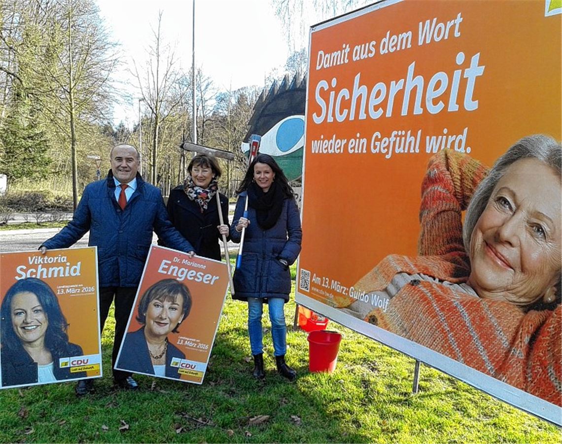 Wahlkämpferinnen präsentieren Großplakate