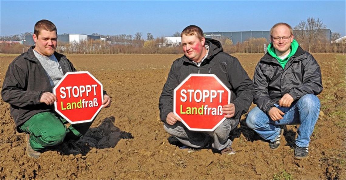 Die Landwirte Michael Weiß, Benjamin Schmierer und Matthias Stahl (v. li.) bangen um ihre Existenzgrundlagen und machen mobil gegen einen Sprung des Gewerbegebiets Waldäcker (im Hintergrund) über die B 10, weil dabei ihre guten Böden für immer verloren gingen. Foto: Goertz