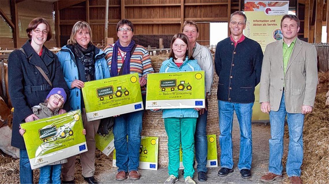 Die Landwirtinnen aus dem Enzkreis, die das Schild in Empfang genommen haben, zusammen mit dem Vorsitzenden des Kreisbauernverbandes, Ulrich Hauser (re.), und Bernhard Reisch vom Landwirtschaftsamt Enzkreis.