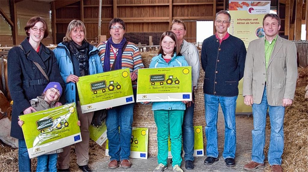 Die Landwirtinnen aus dem Enzkreis, die das Schild in Empfang genommen haben, zusammen mit dem Vorsitzenden des Kreisbauernverbandes, Ulrich Hauser (re.), und Bernhard Reisch vom Landwirtschaftsamt Enzkreis.