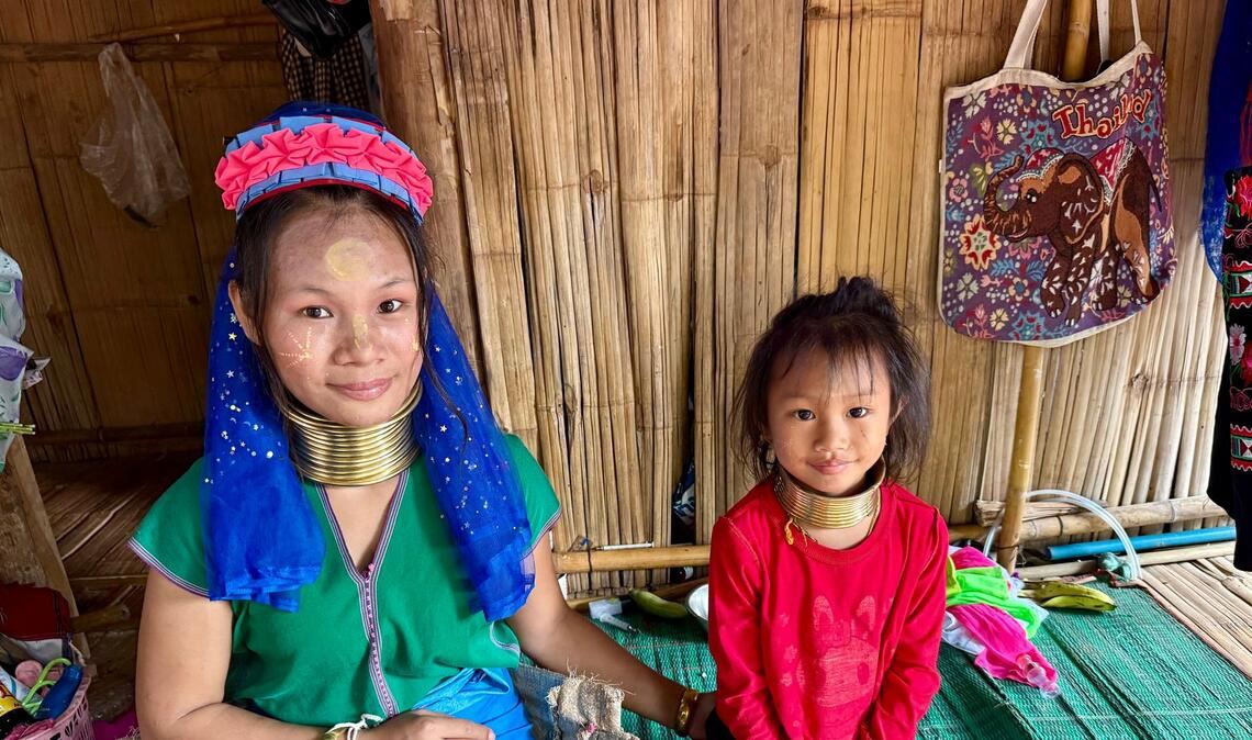 Die Langshalsfrauen und ihre Kinder sind daran gewöhnt, für Touristenfotos in die Kameras zu lächeln.