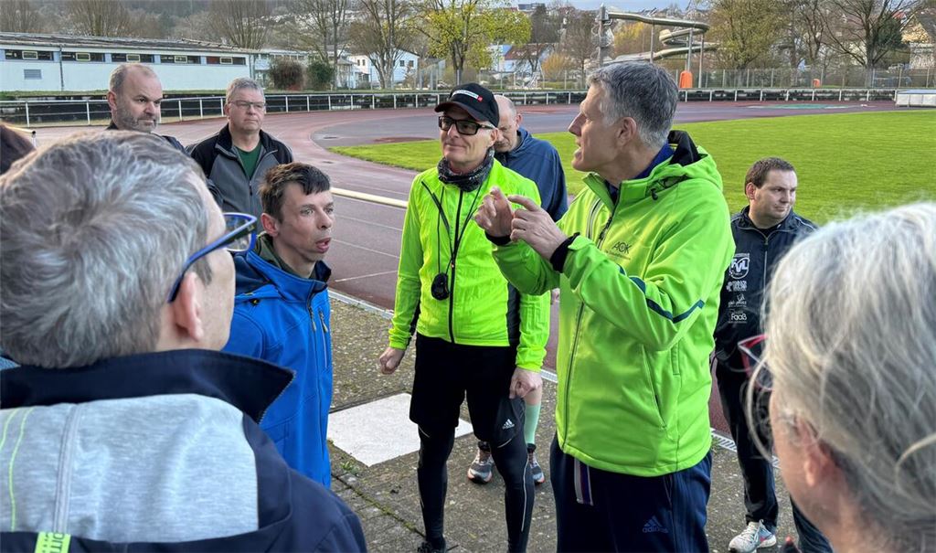 Die Lauftrainer Olaf Kaps und Sven Osswald bereiten die Teilnehmer auf den Mahle-Lauf vor.
