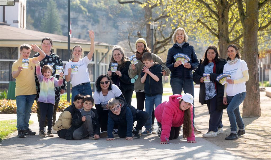 Die Lebenshilfe-Verantwortlichen Katrin Saalbach (vorne kniend), Sybill von Berg (re.) und Sandra Sailer (3.v.re.) freuen sich auf die Lauf-Premiere in den Enzgärten. Foto: Fotomoment