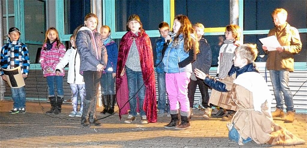 Leuchtende Karawane zieht durch Lienzingen