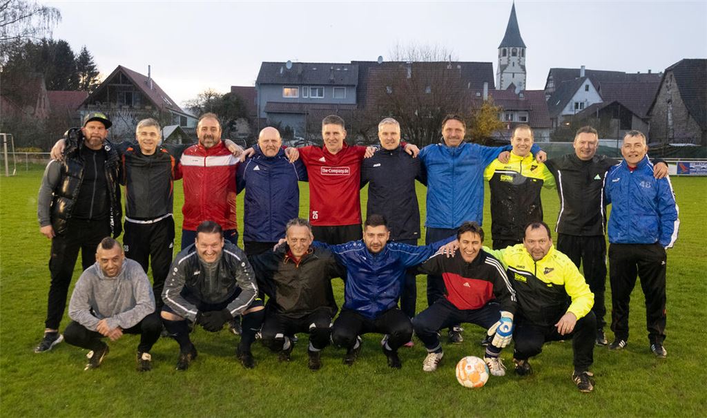 Die Legenden aus Mühlacker: Michael Horntrich, Frank Alber, Sakis Totolidis, Sascha John, Heiko Migulla, Michael Walter, Oliver Waldhaus, Sven Oppermann, Lothar Teifke und Uli Stengel (stehend, v.li.) sowie Viktor Ferreira Sousa, Simon Roller, Ramon Garcia, Vedat Balik, Heiko Schäfer und Torsten Riexinger vom Orga-Team des FVL (unten, v.li.). Fotos: Fotomoment