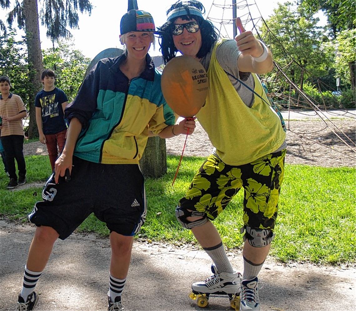 Die Lehrkräfte Anne-Sophie Bauer und Alexander Link liefern am Mottotag der Faustschule eine gekonnte Interpretation des Themas „Sport-Assi“ ab. Foto: Filitz