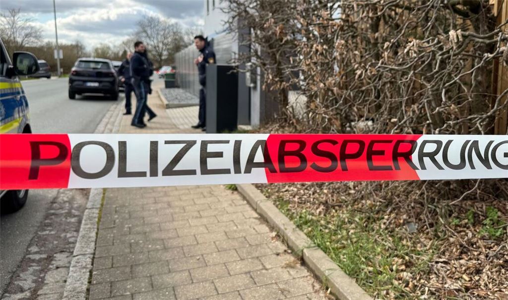 Die Leichen von einem Mann, einer Frau und einem Kind wurden in Pommelsbrunn bei Nürnberg gefunden.