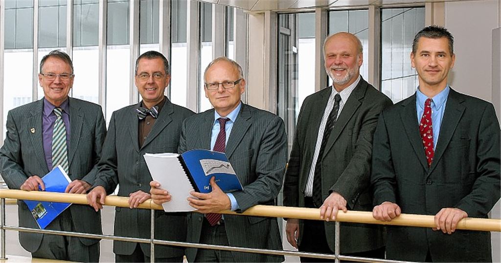 Die Leistungsbilanz des Enzkreises fällt aus Dezernentensicht durchweg positiv aus, Landrat Karl Röckinger (Mitte) wagt es gar, den Kreis als „Hidden Champion“ zu bezeichnen. Ihm zur Seite (v. li.): Karlheinz Zeller und Wolfgang Herz sowie Roland Hübner und Frank Stephan.Foto: Kollros
