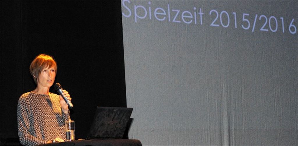 Die Leiterinder Mühlacker Volkshochschule, Katja Rohloff, stellt die auf zwei Veranstaltungsorte verteilte neue Spielzeit vor.