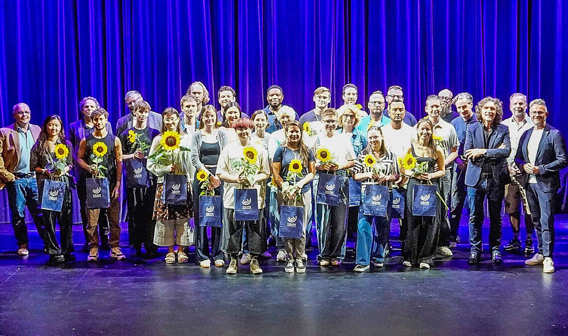 Die Leitung des Hauses und Oberbürgermeister Peter Boch heißen die Neulinge am Theater Pforzheim willkommen. Foto: Theater Pforzheim