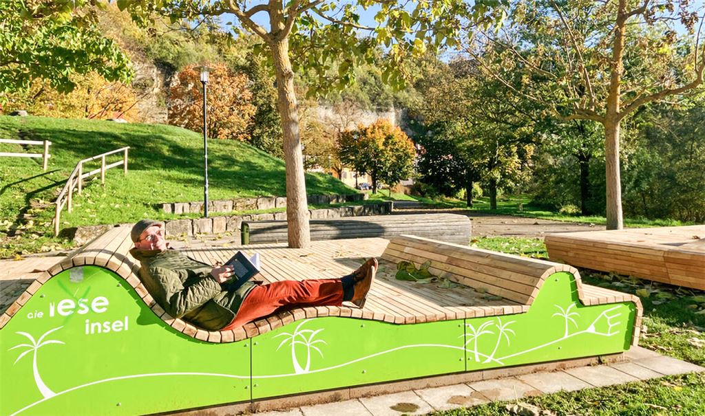 Die Leseinsel ist beliebt – auch bei OB Frank Schneider, der am Donnerstag die sanierte Anlage besichtigt hat. Foto: privat