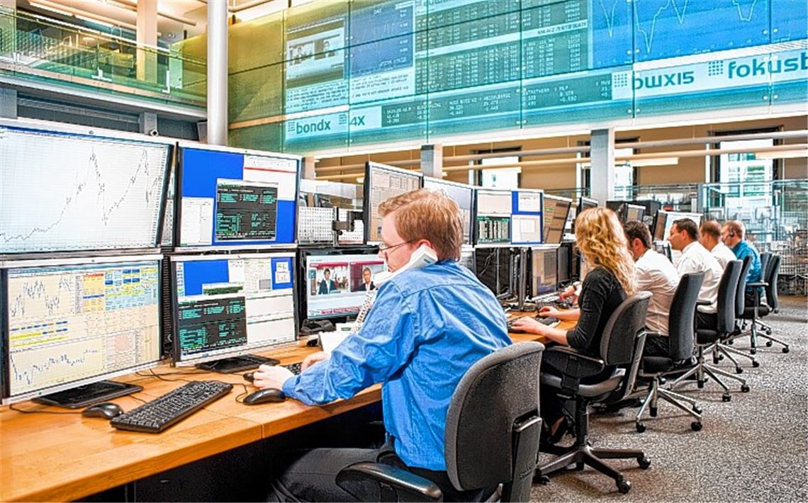 Die Leser unserer Zeitung erhalten Einblicke in die Arbeit der Stuttgarter Börse und sind erstaunt über die Zahl der Bildschirme, die die Händler im Auge behalten müssen.