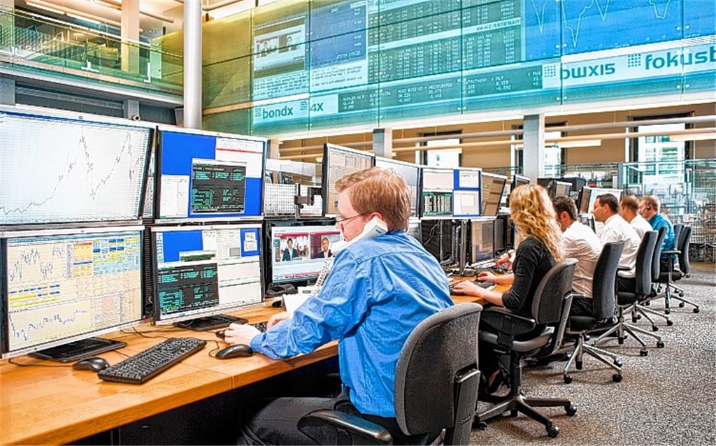 Die Leser unserer Zeitung erhalten Einblicke in die Arbeit der Stuttgarter Börse und sind erstaunt über die Zahl der Bildschirme, die die Händler im Auge behalten müssen.