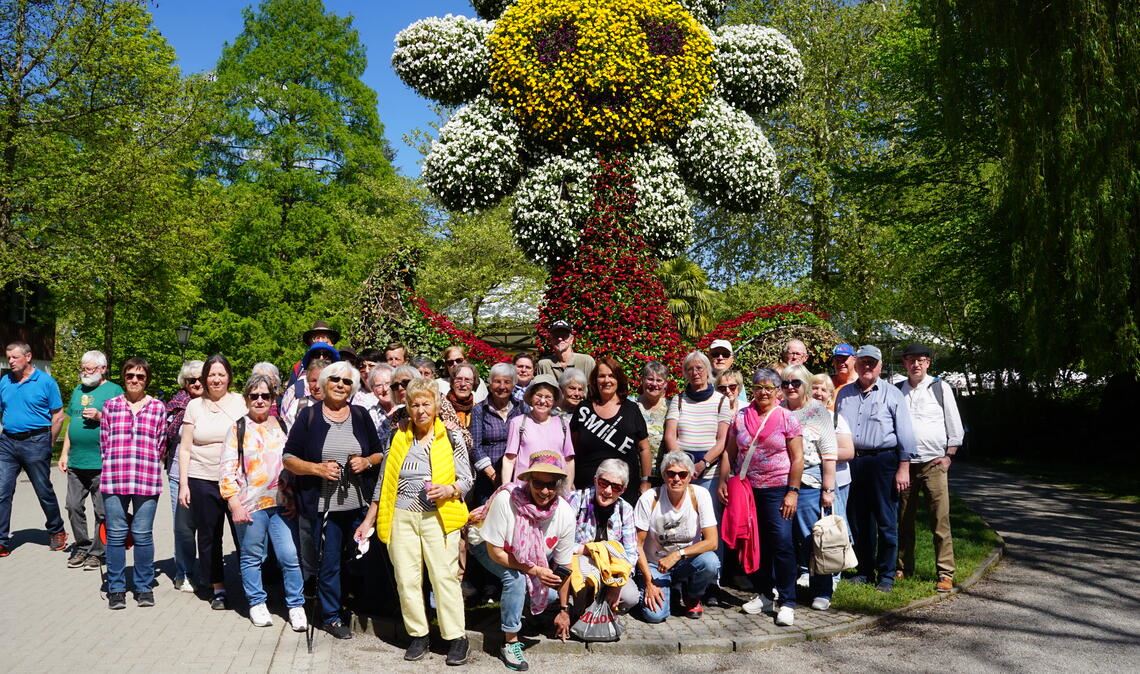Die Leserinnen und Leser des Mühlacker Tagblatt postieren sich auf der Blumeninsel Mainau zum Gruppenbild. Fotos: Bastian