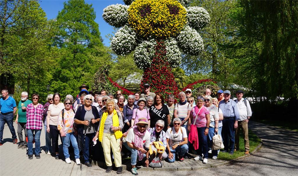 Die Leserinnen und Leser des Mühlacker Tagblatt postieren sich auf der Blumeninsel Mainau zum Gruppenbild. Fotos: Bastian