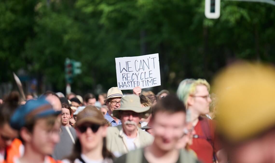 Die Letzte Generation ruft nach der bundesweiten Razzia zu friedlichen Demonstrationen auf. So versammelten sich heute zahlreiche Demonstrierende in Berlin.
