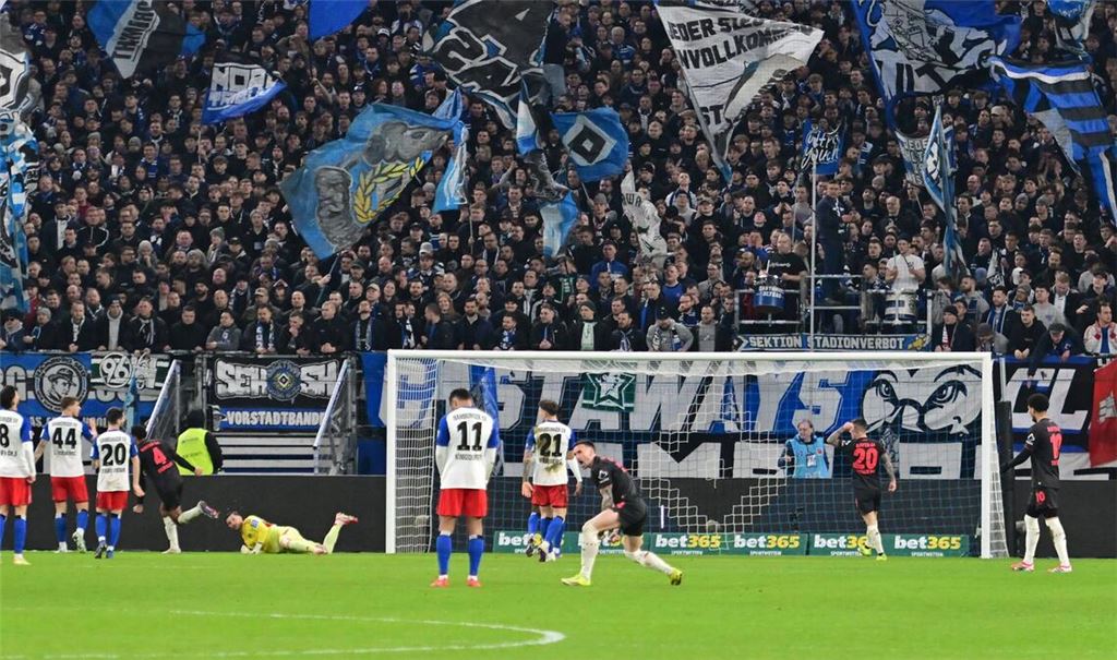 Die Leverkusener bejubeln Kofanes Treffer.