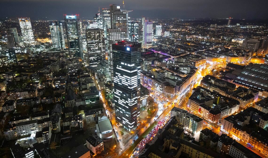 Die Lichter der Straßen und Büros erleuchten die Innenstadt von Frankfurt am Main.