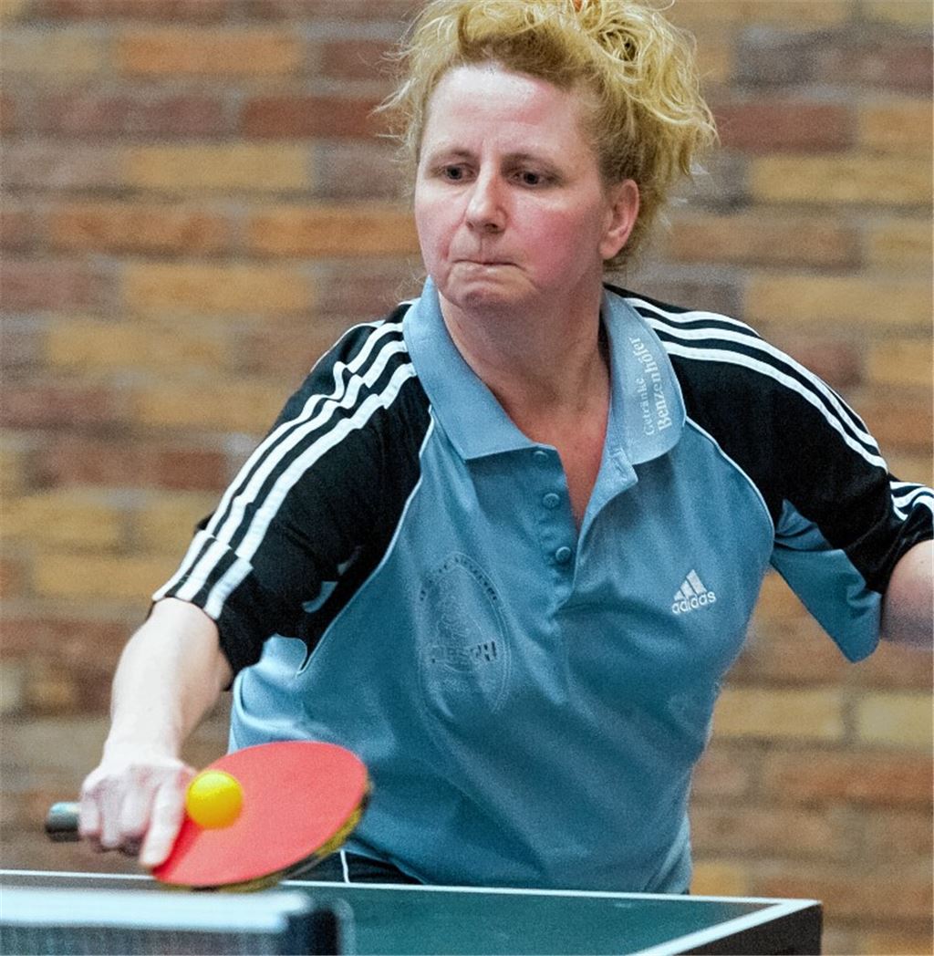 Die Lienzinger Damen um Gab Kretschmer wehren sich in Ötisheim vergeblich.