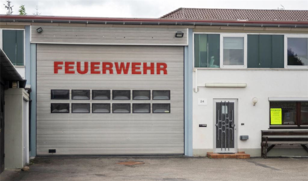 Die Lienzinger Feuerwehr muss vermutlich noch eine Zeitlang auf einen Neubau warten. Davon betroffen sind auch die Einsatzkräfte der Malteser, deren Rettungswagen ebenfalls im Feuerwehrgerätehaus an der Schelmenwaldstraße stationiert ist. Foto: Archiv/Fotomoment
