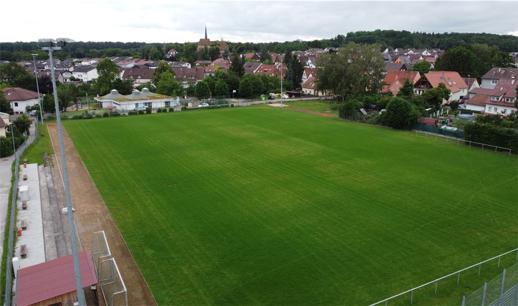 Die Lienzinger Fußballer dürfen dem Ball ab sofort auf einem sanierten Platz hinterherjagen. Foto: Schramm