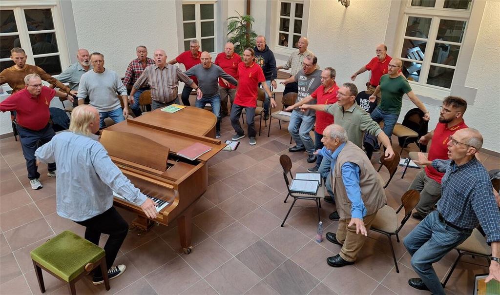 Die Lienzinger Sänger erarbeiten sich den Feinschliff für ihr anspruchsvolles Konzert. Foto: privat