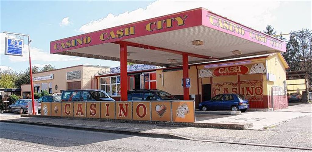 Die Lienzinger Straße in Mühlacker: Wo sich früher eine Tankstelle befand, ist heute unübersehbar eine Spielhalle eingerichtet.