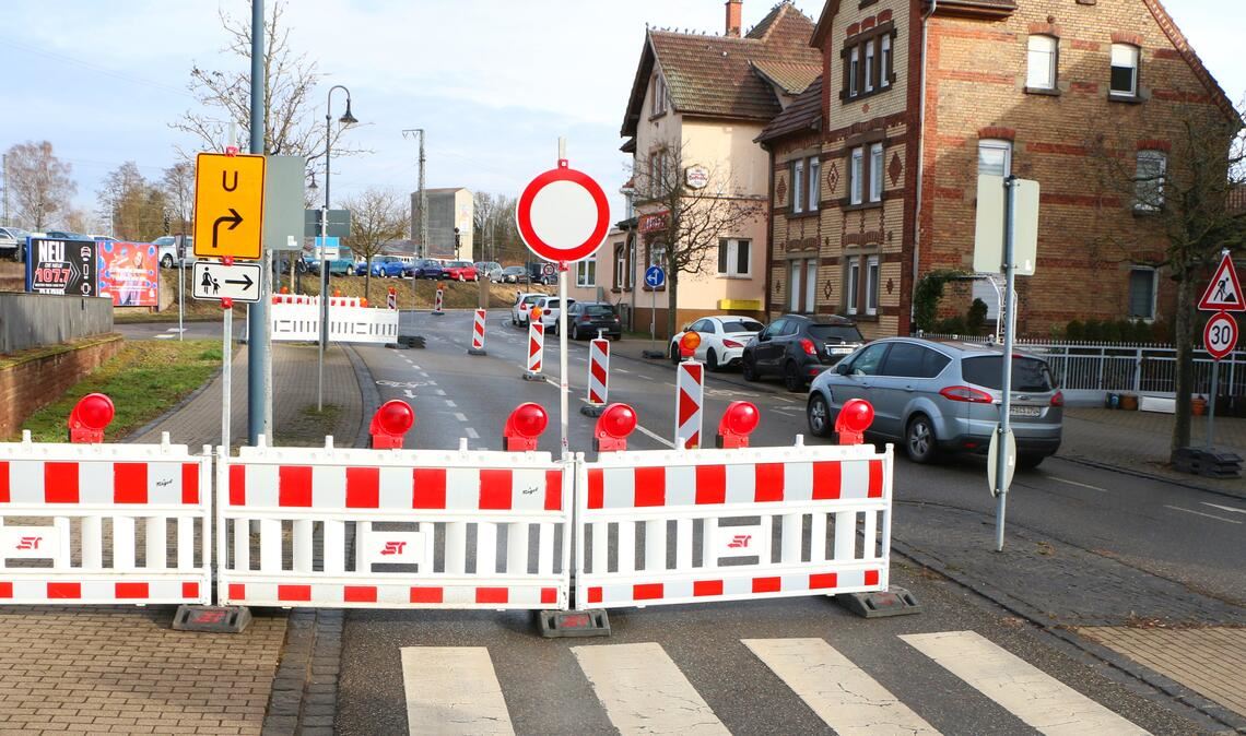 Die Lienzinger Straße ist auf Höhe des „Lienzinger Tors“ zur Einbahnstraße geworden. Fotos: Schüller
