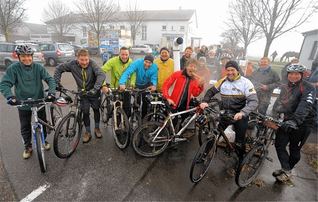 Die Lienzinger Zweiradsportler vom Radclub Schmale Räder machen beim Glühweinfest des Musikvereins Enzberg halt. Foto: Fotomoment