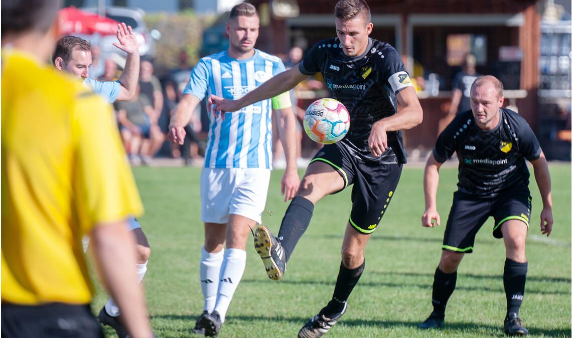 Die Lienzinger in den schwarzen Trikots stehen nach ihrem 2:1-Arbeitssieg gegen Ispringen II vor einer Bewährungsprobe gegen die Spitzenteams der Kreisklasse A1 Pforzheim. Foto: Fotomoment