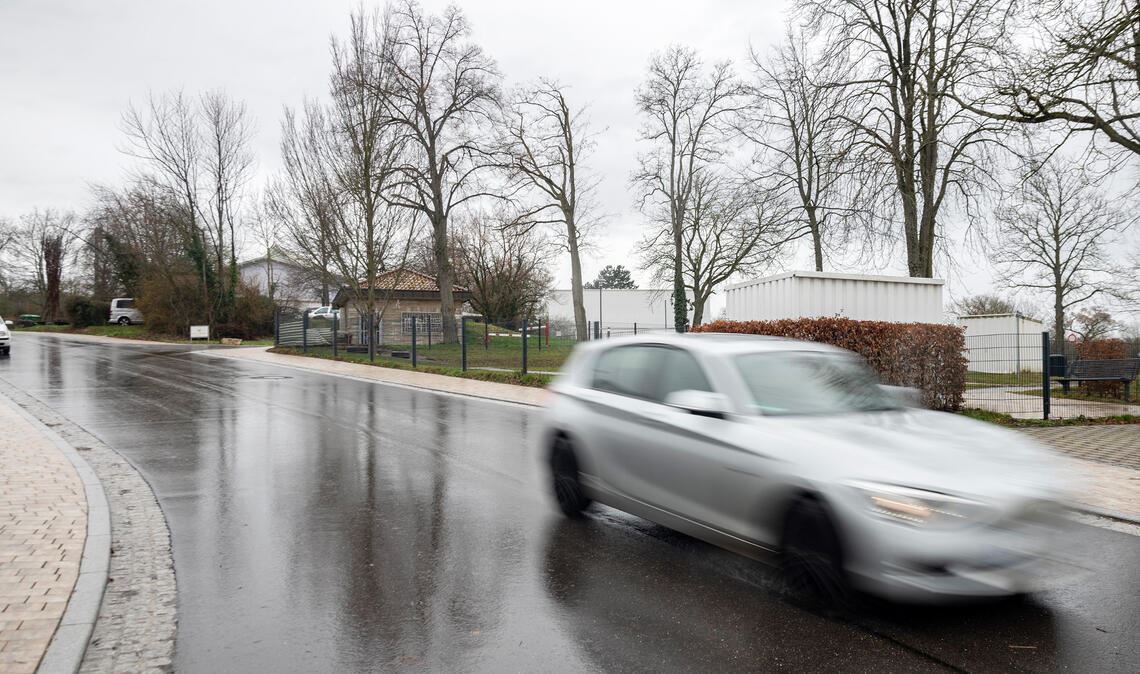 Die Lindenstraße in Wiernsheim, im Hintergrund die Einfahrt zur Gemeinschaftsschule Heckengäu. Foto: Fotomoment