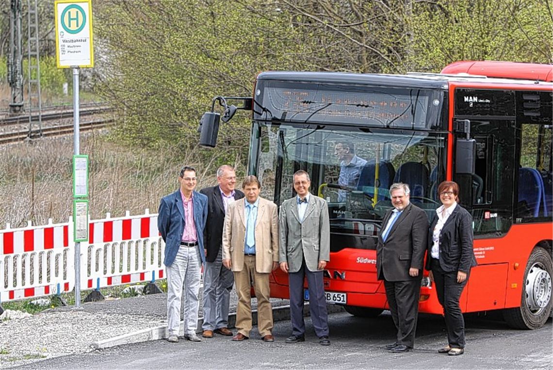 Die Linie 735 hält direkt bei Maulbronn-West und stellt die Verbindung zu den meisten Zügen aus Pforzheim und Mühlacker her. Gestern fuhr ein „Show-Bus“ die Behörden- und Unternehmensvertreter zum Pressetermin.