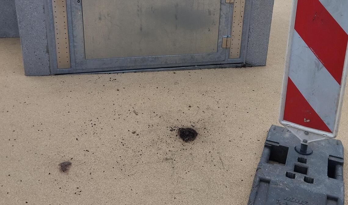 Die Löcher im Fallschutz müssen repariert werden. 