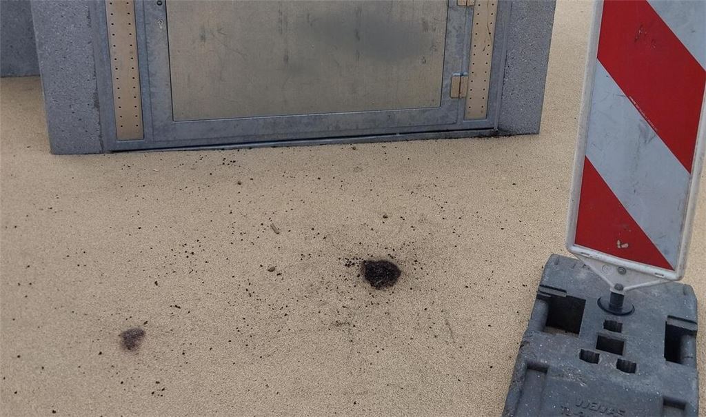 Die Löcher im Fallschutz müssen repariert werden. 