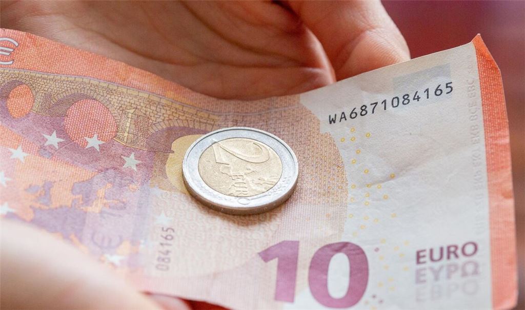 Die Löhne in Deutschland steigen zwar im Schnitt - doch die Inflation frisst das Plus auf.