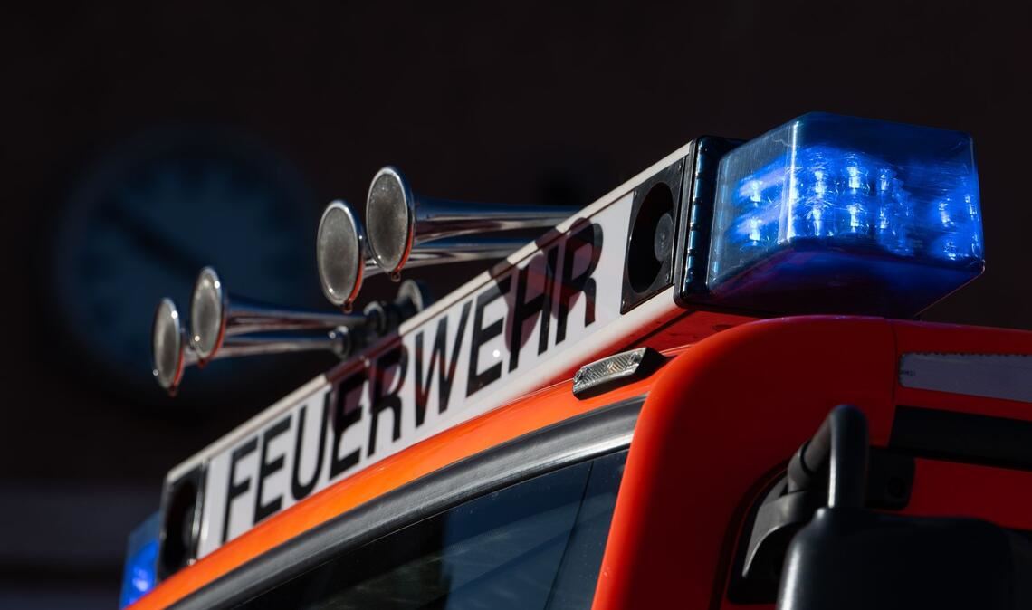Die Löscharbeiten der Feuerwehr laufen noch. (Symbolfoto)