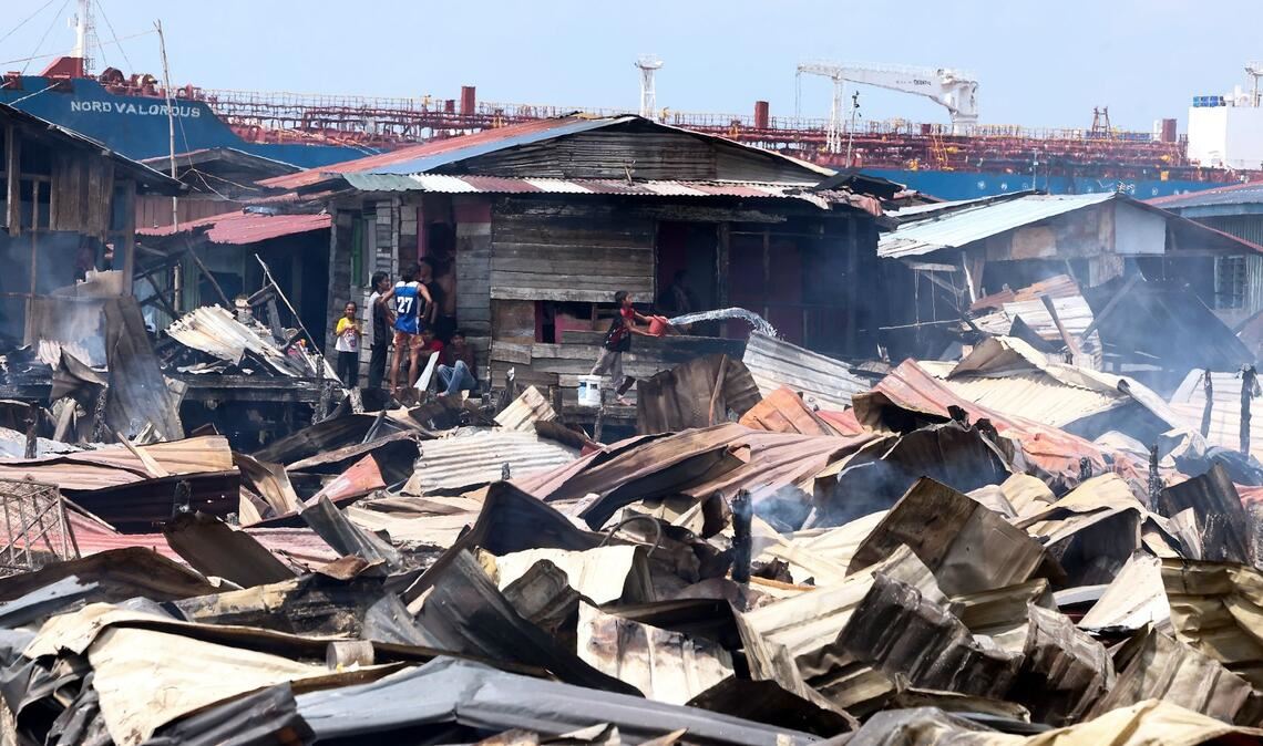 Die Löscharbeiten wurden nach Angaben von Einsatzkräften durch enge Zufahrten, starken Wind und eingeschränkten Zugang zu Wasser bei Ebbe erschwert.
