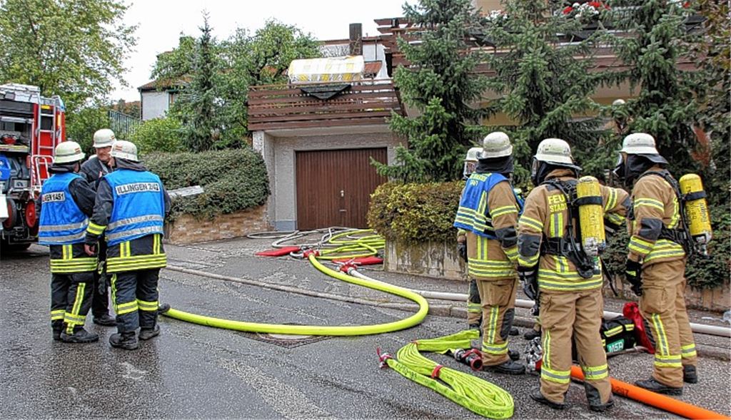 Die Löscharbeiten ziehen Schaulustige an. Im Einsatz sind die Freiwilligen Feuerwehren Illingen, Schützingen, Maulbronn und Mühlacker mit elf Fahrzeugen und zweiundvierzig Mann. Außerdem ist, neben Polizei und Rettungskräften, noch Kreisbrandmeister Christian Spielvogel vor Ort. 