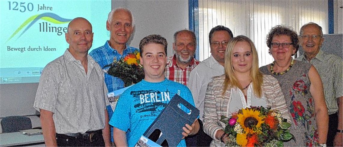 Die Logo-Gestalter und Mitglieder des Arbeitskreises Thomas Knodel (v.li.), Armin Pauli, Simon Riesterer, Klaus Kluge, Reimund Scheytt, Tanja Scheytt, Margrit Gaupp und Ralf Davids freuen sich auf das Illinger Jubiläumsjahr. Die Grafik „Bewegt durch Ideen“ (im Hintergrund) soll 2016 überall zum Einsatz kommen.
