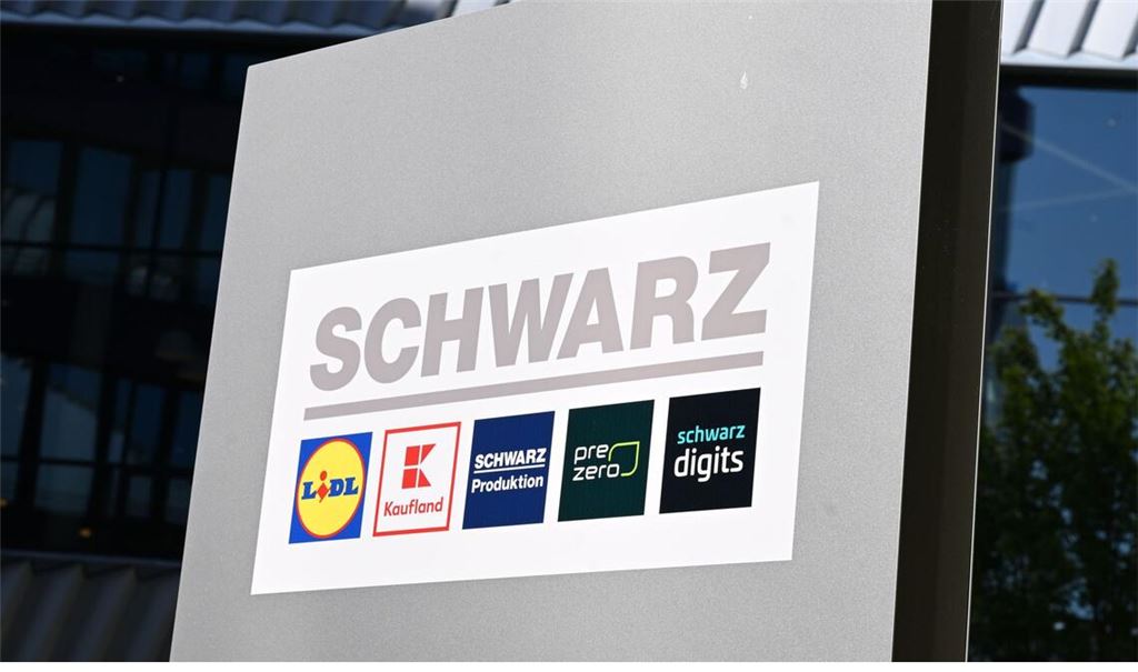 Die Logos der zur Schwarz-Gruppe gehörenden Unternehmen am Firmensitz in Necksulm.