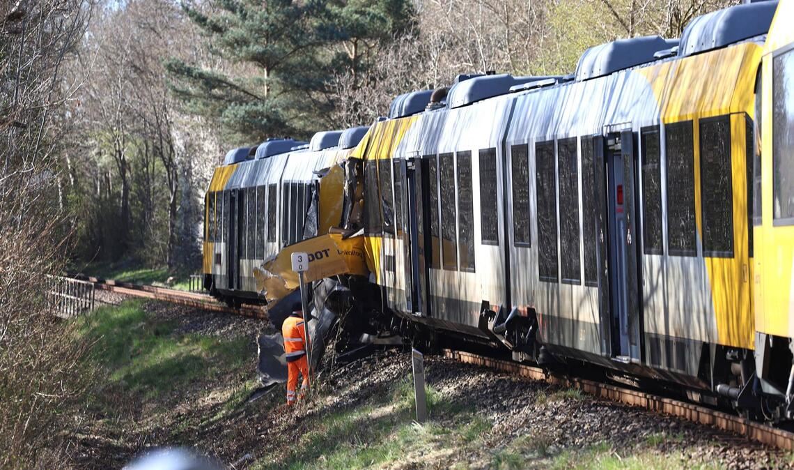 Die Lokalbahnen waren auf der Bahnstrecke zwischen den Orten Hillerød und Kagerup in Nordseeland frontal kollidiert.