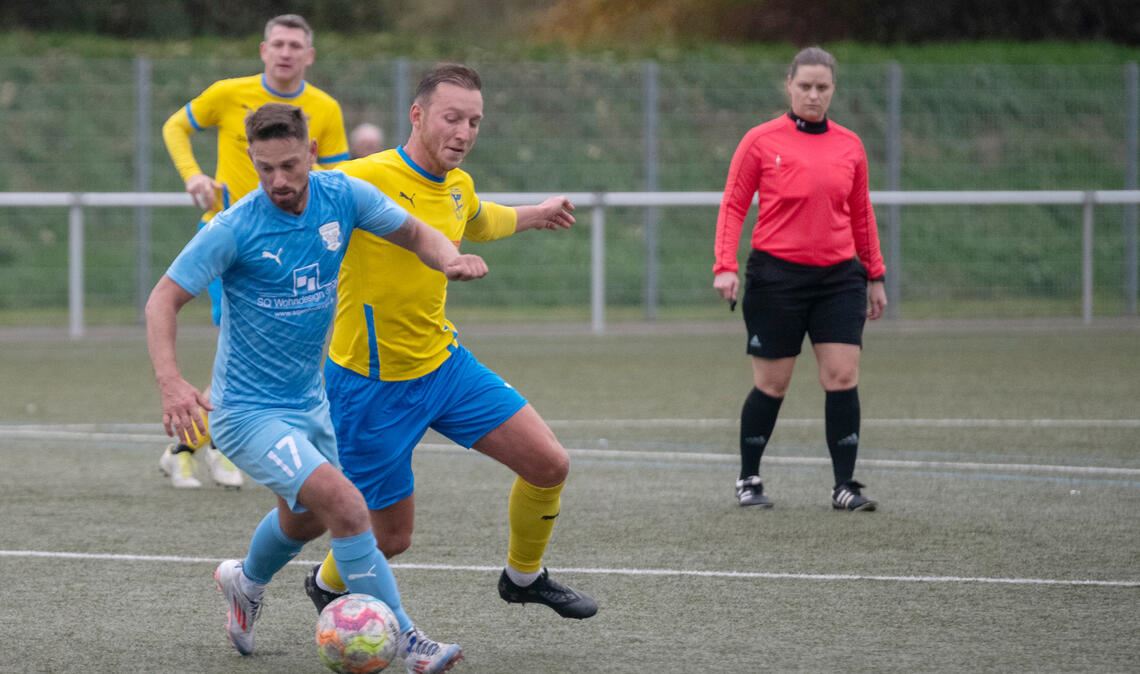Die Lomersheimer Abwehr (gelbe Trikots) bekommt die Besigheimer Mannschaft nicht in den Griff. Foto: Fotomoment