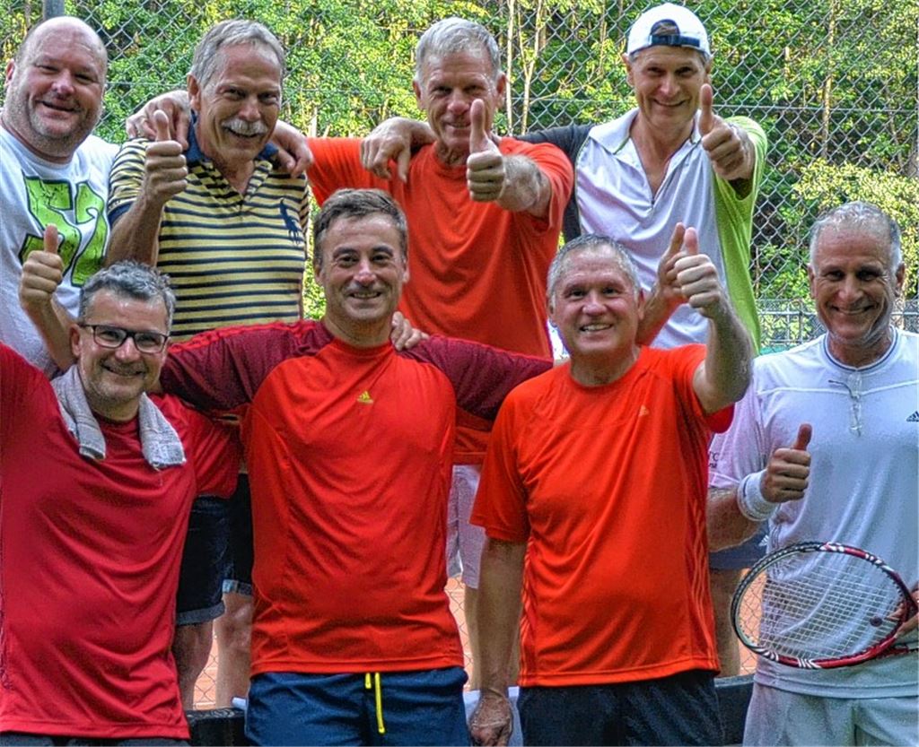 Die Lomersheimer Herren 50-II feiern den Aufstieg in die Verbandsliga. Foto: privat