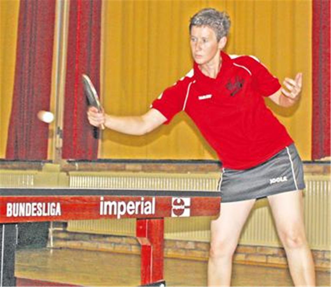 Die Lomersheimer Nummer eins Anja Krauß (im Bild) gewinnt ihr Einzel gegen Zaisersweihers Karin Renner. Foto: Westermann