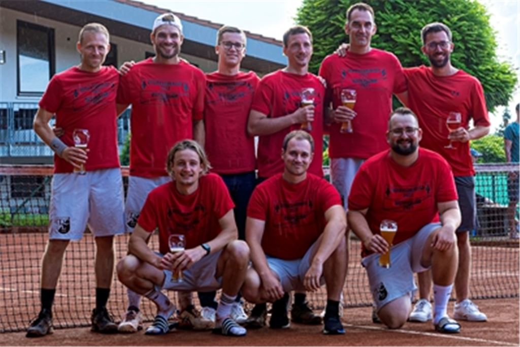 Die Lomersheimer Tennis-Mannschaft freut sich über die Bezirksliga-Meisterschaft.