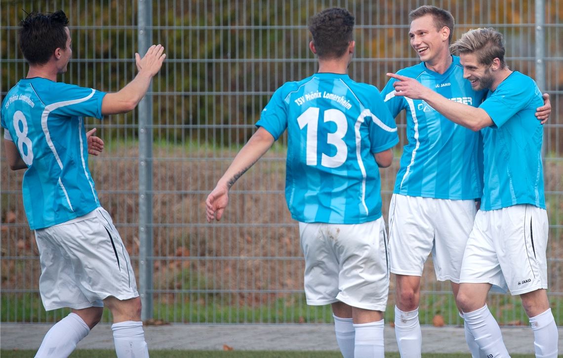 Die Lomersheimer feiern Lukas Buck (re.), der eben das Tor zur zwischenzeitlichen 1:0-Führung erzielt hat. Foto: Fotomoment
